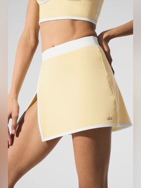 Alo Streamline Skirt in warm Butter